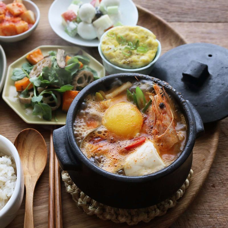 마지막에 달걀을 넣어 드시면 더욱 맛있어요. (부족한 간은 소금을 넣어 가감해주세요.)