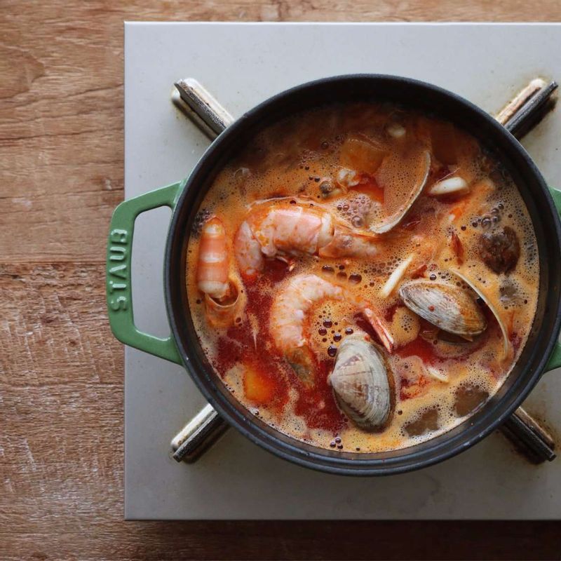 물 3컵을 넣고 5분 정도 중불로 끓이다가 수저로 순두부를 큼직하게 떠 넣어주세요. 양념재료, 홍고추, 고추, 대파를 넣어 3분 정도 더 끓여주세요.