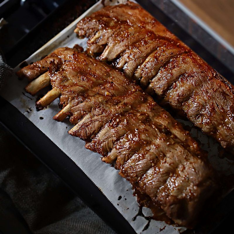 220도로 예열한 오븐에 넣어 10분 정도 굽고, 소스를 한번 더 발라 10분 정도 더 구워 주세요.
(팬을 사용하실 경우 달군 팬에 등갈비를 넣고 중약불에서 앞뒤로 소스를 발라가며 10분 정도 구워 주세요.)