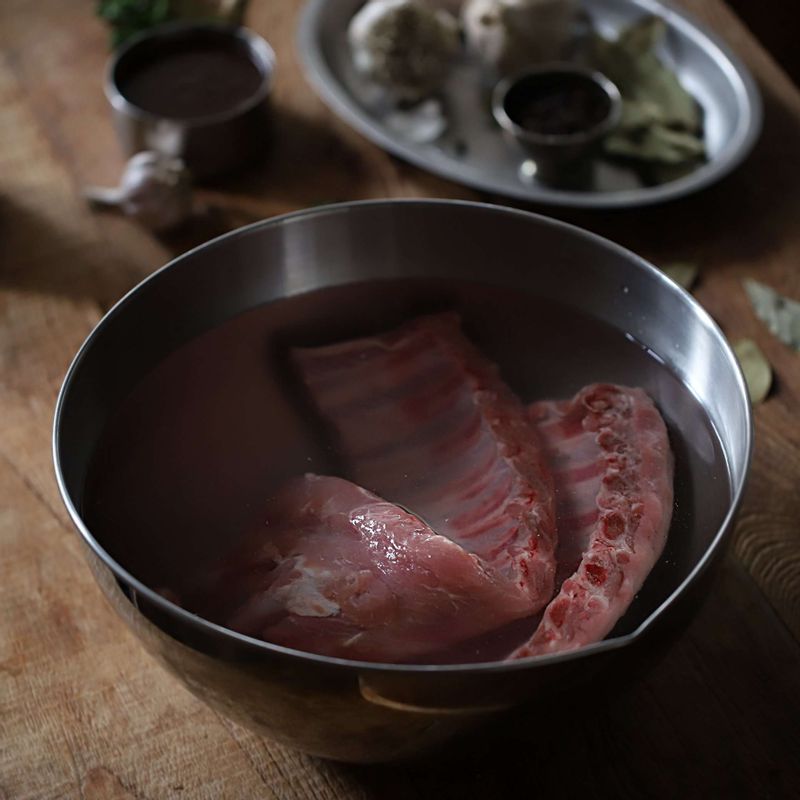 등갈비는 찬물에 30분 정도 담가 핏물을 빼주세요. 냄비에 삶는 물재료를 넣고 30분 정도 삶아주세요.