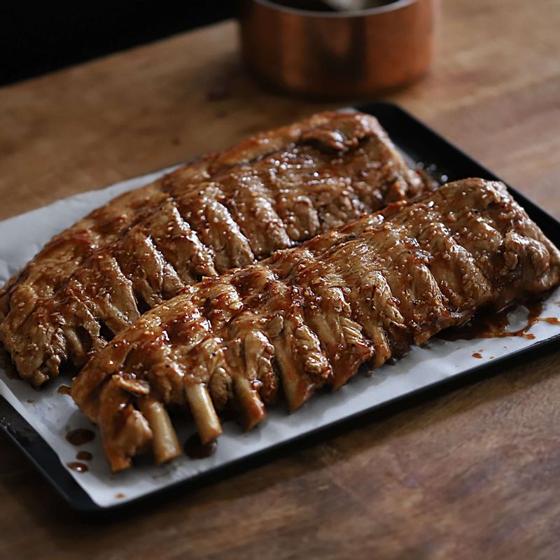 볼에 소스재료를 넣고 섞은 후 삶은 등갈비에 앞뒤로 골고루 발라주세요.