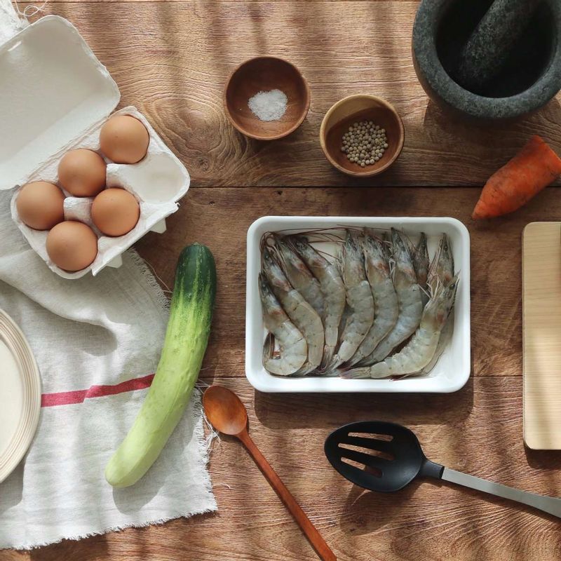 대하찜을 위한 재료 이미지로 대하,달걀,오이,당근,맛술 등으로 구성 되어있습니다.