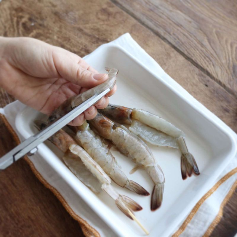 대하는 흐르는 물에 씻은 후 꼬치를 이용해서 내장을 제거하고, 배쪽에 꼬치를 꽂아 모양을 고정 시켜주세요. (새우 모양이 휘지않고 곱게 나오려면 새우 배쪽에 꼬치를 꽂아 모양을 고정시켜 주면 좋답니다.)
가위로 등쪽 껍질을 일자로 자른 후 껍질 째로 칼집을 깊게 넣어 펼치고, 맛술, 소금, 후추를 뿌려 10분 정도 밑간 해주세요.