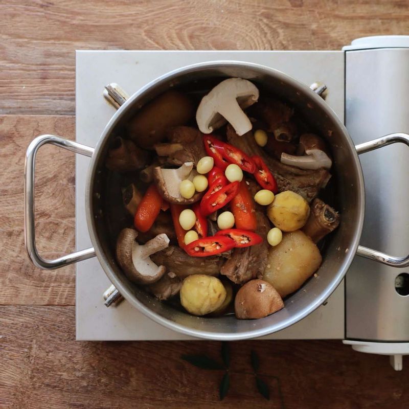 약한불에서 표고버섯, 은행, 홍고추를 넣어 5분정도 더 끓여주세요.