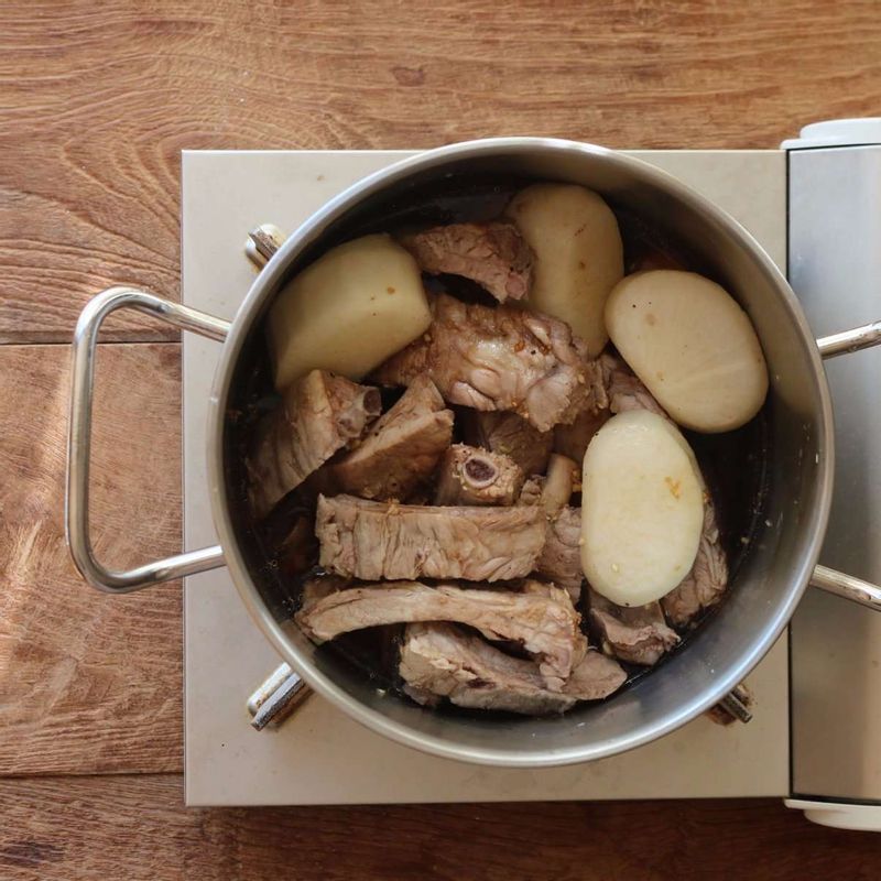 냄비에 갈비와 무, 물 4컵, 양념장을 넣고 강불에서 20분정도 끓이다가 당근과 밤을 넣고 중간불에서 10분정도 끓여주세요.