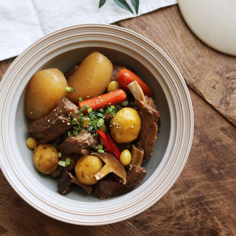 오목한 그릇에 갈비를 담고 깨와 송송 썬 실파를 뿌려 마무리해주세요.