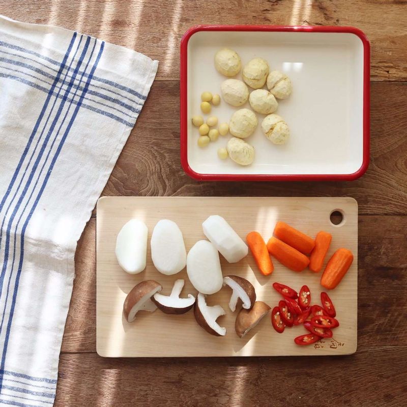 무와 당근은 큼직하게 자른 후 모서리를 둥글게 다듬고, 밤과 은행은 껍질을 벗겨주세요. 표고버섯은 2등분으로 자르고, 홍고추는 어슷하게 썰어주세요.
(은행은 팬에 약간의 소금을 넣고 살짝 볶거나 끓는물에 살짝 데친 후 키친타올에 비벼 속 껍질을 제거해주세요.)