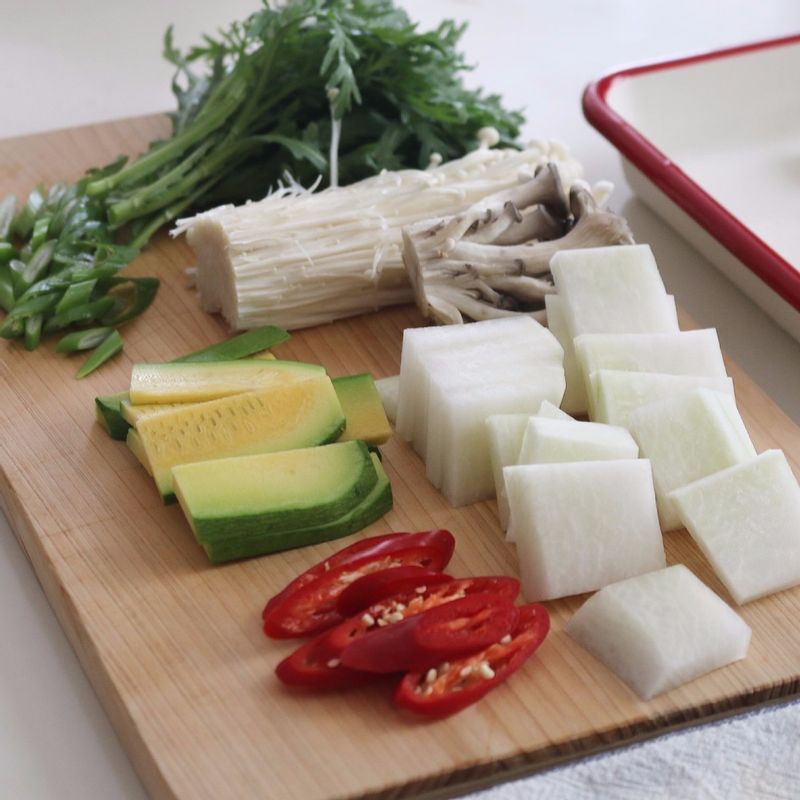 무, 애호박은 도톰하게 나박썰기하고, 대파와 홍고추는 어슷하게 썰어주세요. 팽이버섯과 느타리버섯은 밑동을 잘라 먹기 좋게 찢고, 쑥갓은 줄기를 잘라주세요.