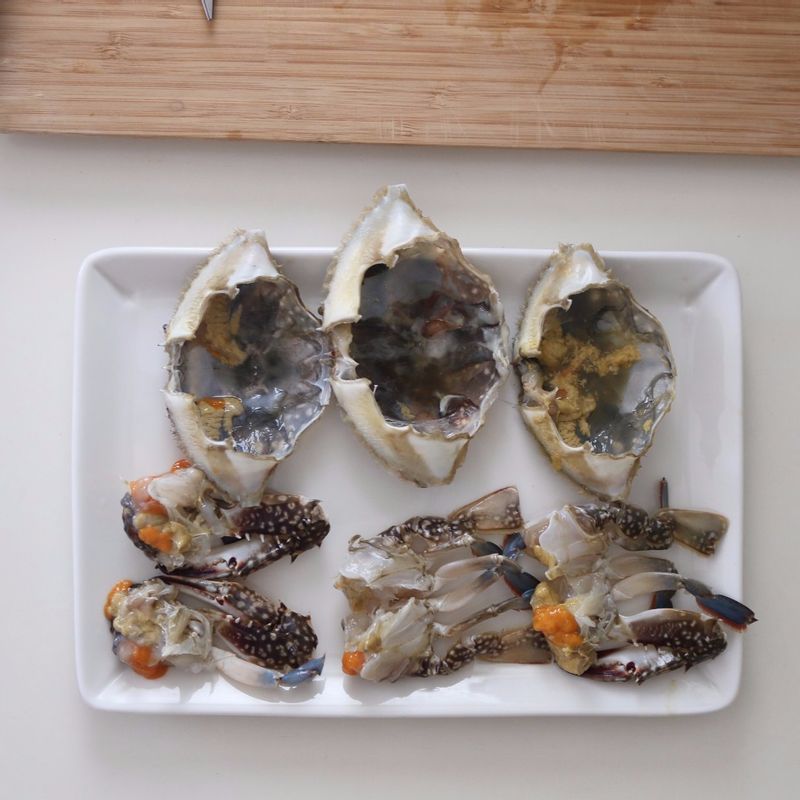 꽃게를 흐르는 물에 솔로 문질러 깨끗이 씻어주세요. 꽃게의 등딱지를 떼어내어 아가미를 제거하고, 가위로 2~4등분하여 먹기 좋게 잘라주세요. 미더덕은 흐르는 물에 깨끗이 씻어주세요