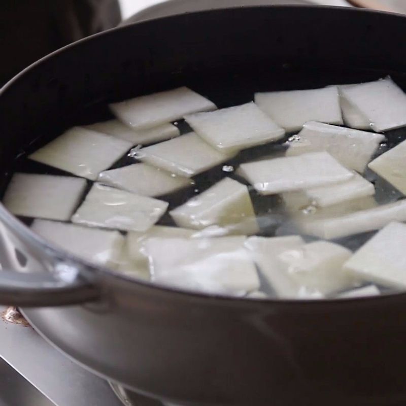 냄비에 다시마 멸치 새우 육수와 무를 넣고 2분 정도 끓이고, 볼에 양념장 재료를 넣고 섞어주세요.