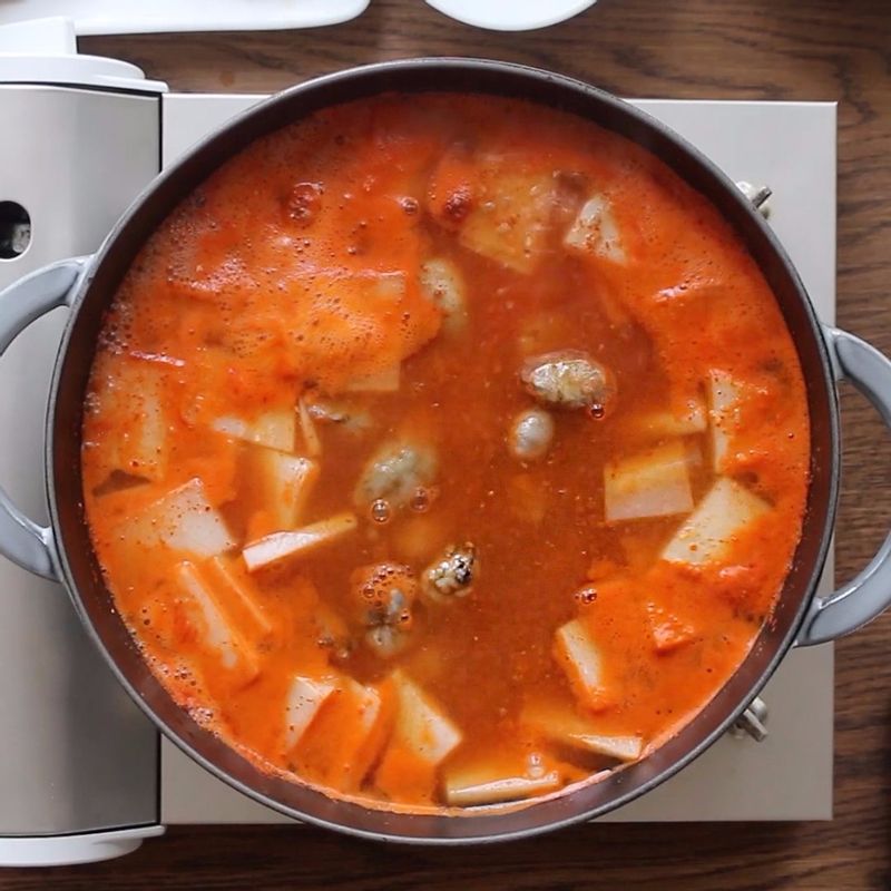 육수가 끓어오르면 양념장과 꽃게, 미더덕을 넣어 10분 정도 끓여주세요.