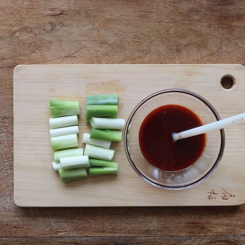 대파는 3센치 길이로 썰고, 볼에 양념재료를 넣고 섞어주세요.