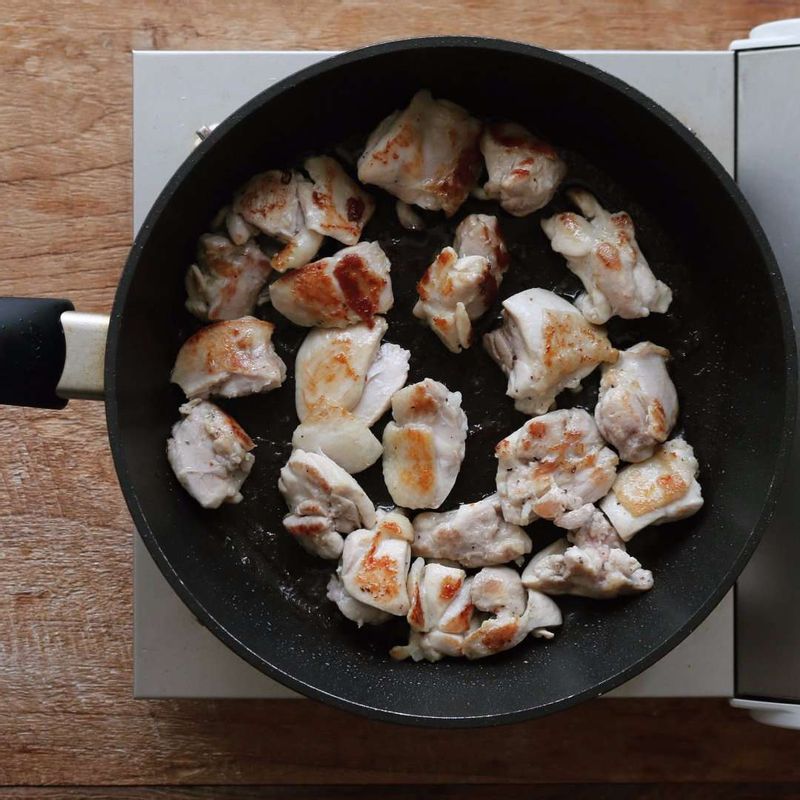 달군 팬에 약간의 기름을 두른 후, 닭고기를 넣고 앞뒤 노릇하게 익혀주세요.