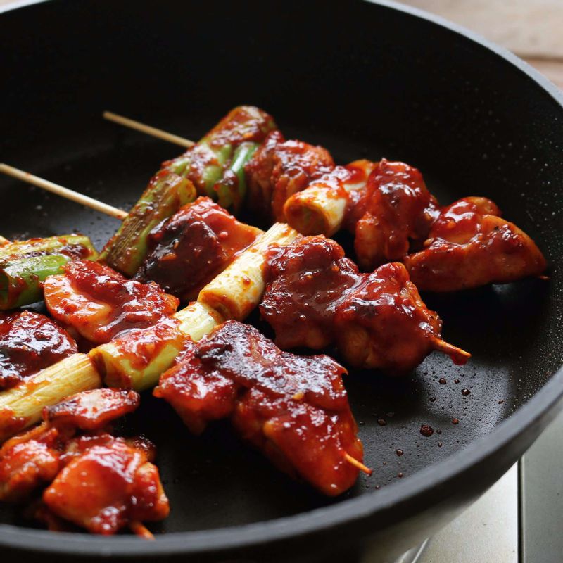 달군 팬에 닭고기 대파 꼬치를 올리고, 중약불에서 양념을 앞뒤에 발라가며 구워주세요.