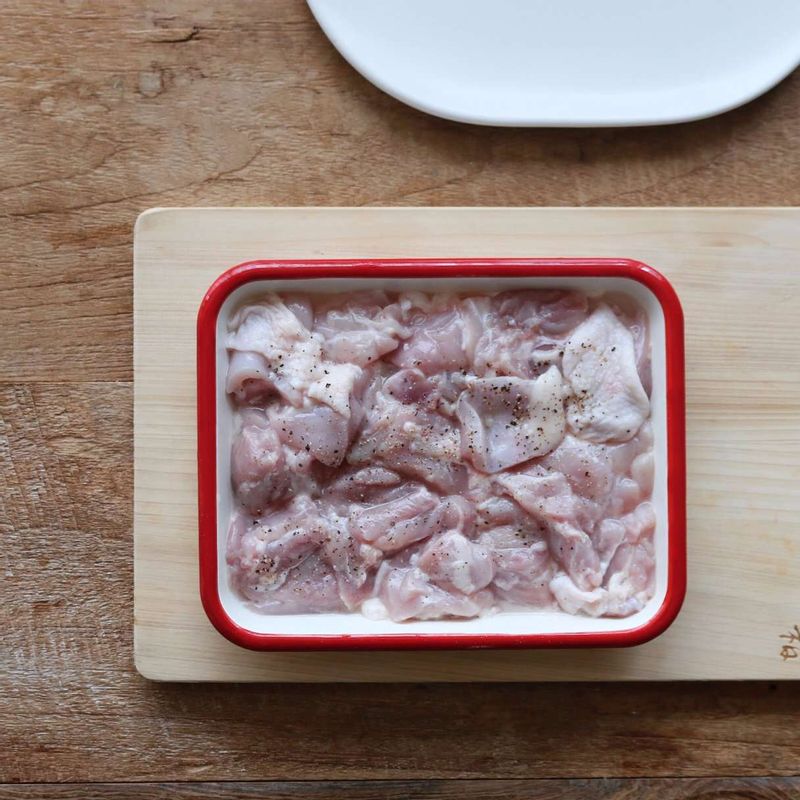 닭고기는 우유에 20분정도 담갔다가 물에 씻어낸 후, 한 입 크기로 잘라 밑간 재료에 10분정도 재워주세요.