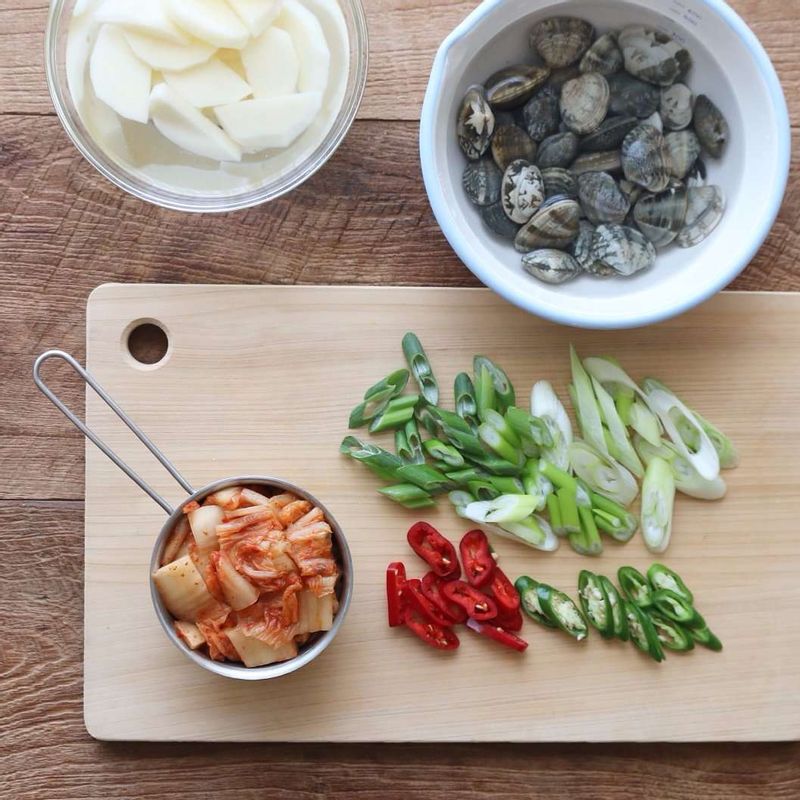 감자와 김치는 한입크기로 썰고 대파와 홍고추, 청양고추는 어슷하게 썰어주세요.
(바지락은 비벼 씻은 후, 소금물에 담가 어두운 곳에서 3시간 정도 해감 해주세요.)