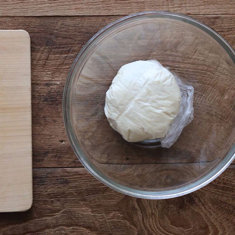 볼에 수제비반죽 재료를 넣고 잘 치대어 반죽을 만든 후, 비닐팩에 담아 냉장고에서 30분 정도 숙성 시켜주세요.