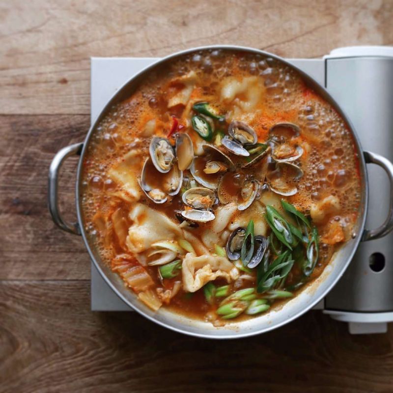 수제비 반죽이 익어 떠오르면 대파, 홍고추, 청양고추를 넣어 2분 정도 더 끓여주세요.