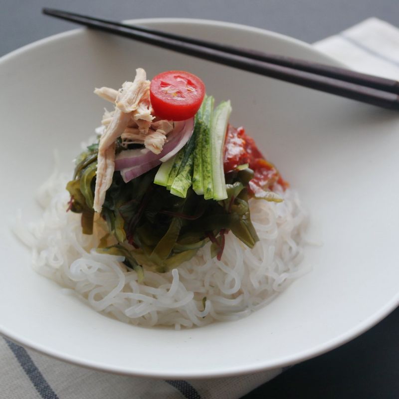 그릇에 실 곤약과 채소, 해초, 닭가슴살을 얹은 후 취향에 따라 양념장을 넣고 비벼주세요.