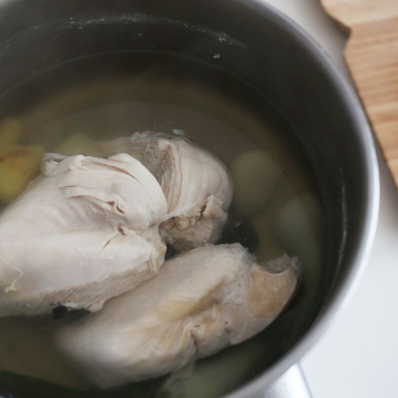 냄비에 물과 닭 삶는 재료를 넣고 물이 끓으면 닭가슴살을 넣어 15분 정도 삶아주세요.