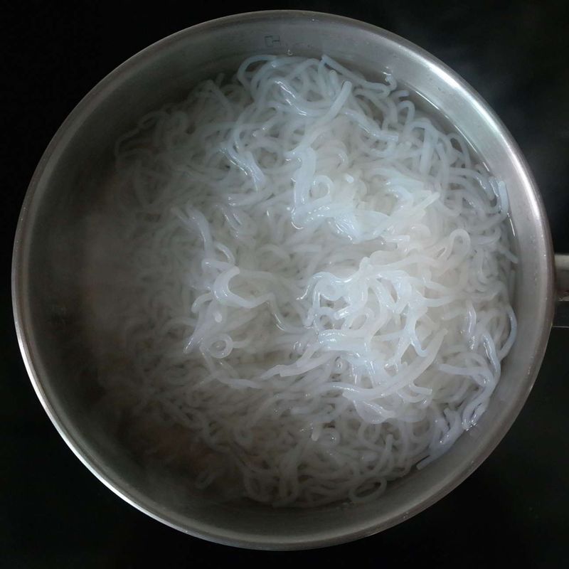 실 곤약은 흐르는 물에 깨끗하게 씻어 끓는 물에 살짝 데친 후 찬물에 헹궈 물기를 빼주세요.