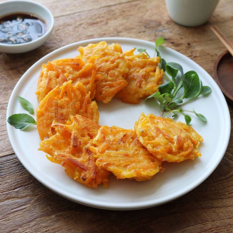 접시에 단호박전을 담고 초간장을 곁들여주세요.