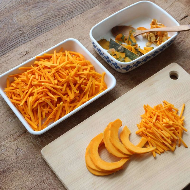 단호박은 깨끗이 씻어 씨와 껍질을 제거하고, 채를 썰어주세요.
(단호박을 전자렌지에 2분간 돌린 후 자르면, 단단한 껍질을 더 쉽게 제거하실 수 있답니다.)