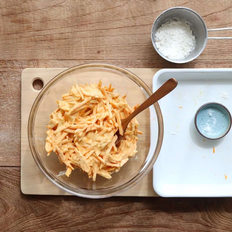 볼에 채썰기 한 단호박과 부침가루, 물, 소금을 섞어주세요.