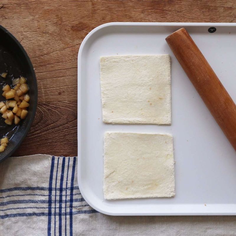 식빵은 테두리를 자르고 밀대를 이용해서 평평하게 밀어주세요.