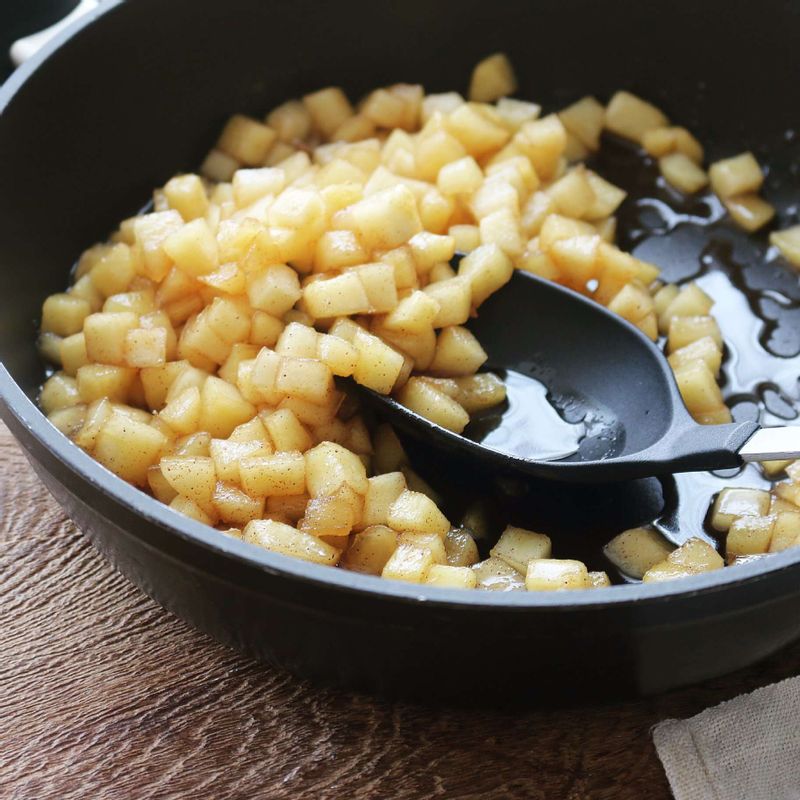 달군 팬에 버터를 넣어 녹인 후 사과와 설탕, 레몬즙, 올리고당 3큰술을 넣어 15분정도 물기없이 볶다가 계핏가루와 올리고당 2큰술을 넣어 섞어주세요.