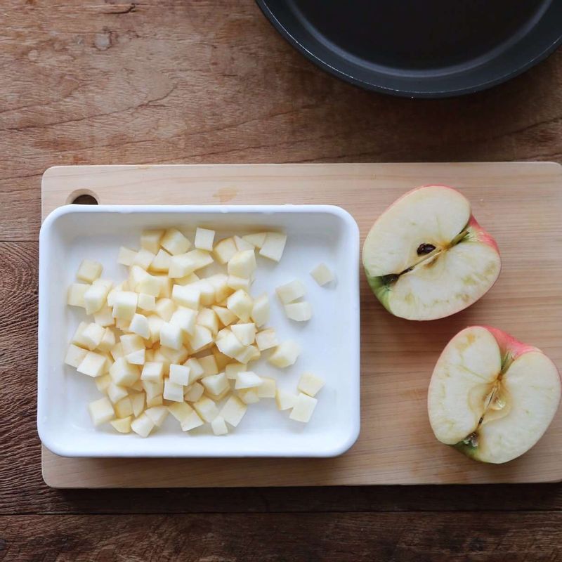 사과는 껍질을 벗긴 후 씨를 제거하고 잘게 잘라주세요.