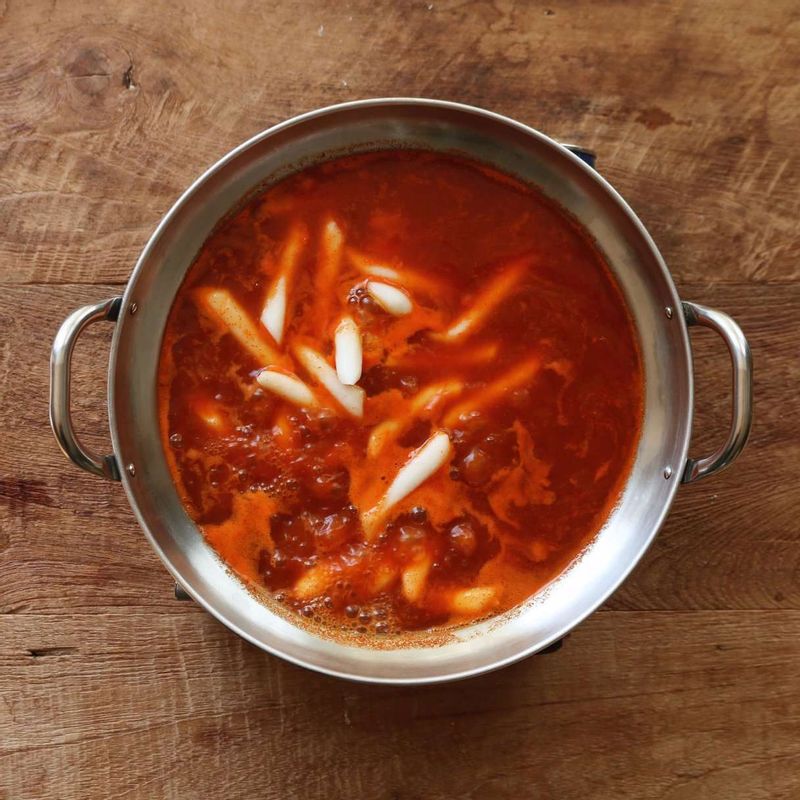 냄비에 다시마멸치새우 육수 3컵과 양념을 넣은 후, 끓어오르면 떡볶이 떡을 넣고 3분정도 끓여주세요.