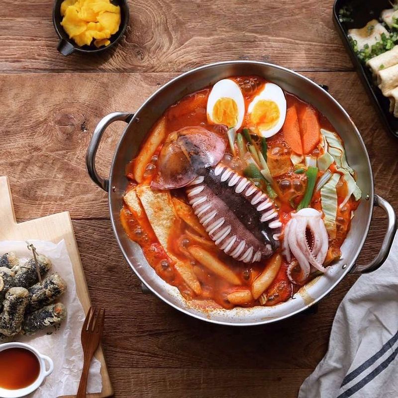 오징어는 먹기직전에 칼집이 들어 간 곳을 조리용 가위로 먹기 좋게 잘라주세요.
(떡볶이 국물에 라면사리를 넣어 드셔도 맛있답니다.)