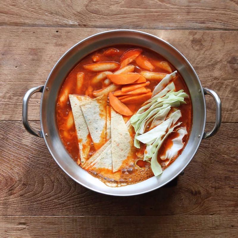 떡볶이 떡이 반쯤 익으면 당근, 양배추, 어묵을 넣고 2분정도 끓이다가 오징어, 대파, 삶은 달걀을 넣은 후 오징어가 익을 때까지 끓여주세요.