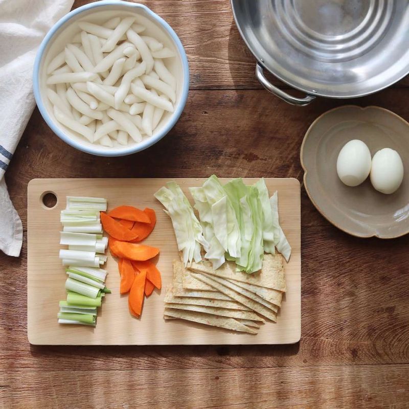 떡볶이 떡은 찬물에 10분정도 담가 준비하고, 어묵은 길쭉한 모양으로 썰어주세요. 대파는 4센치 길이로 썰고, 양배추와 당근은 한입크기로 먹기 좋게 잘라주세요.