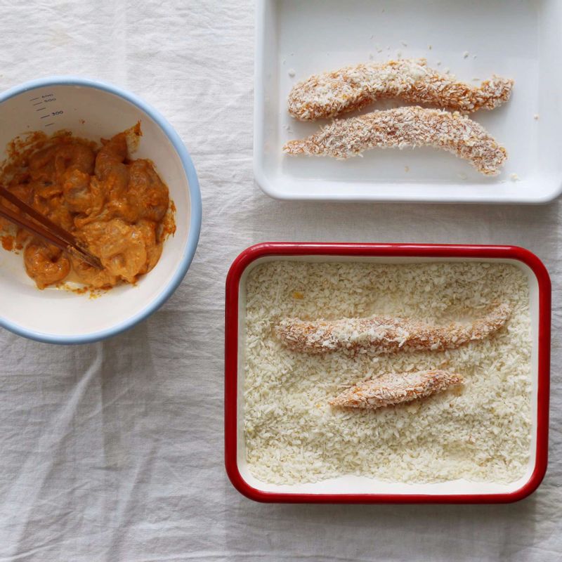 닭안심을 물에 씻은 후, 물기를 제거하고 닭양념에 10분간 재워주세요.
빵가루를 넓은 볼에 담고 양념한 닭안심에 골고루 묻힌 후, 170도로 달군 기름에서 바삭하게 튀겨주세요.