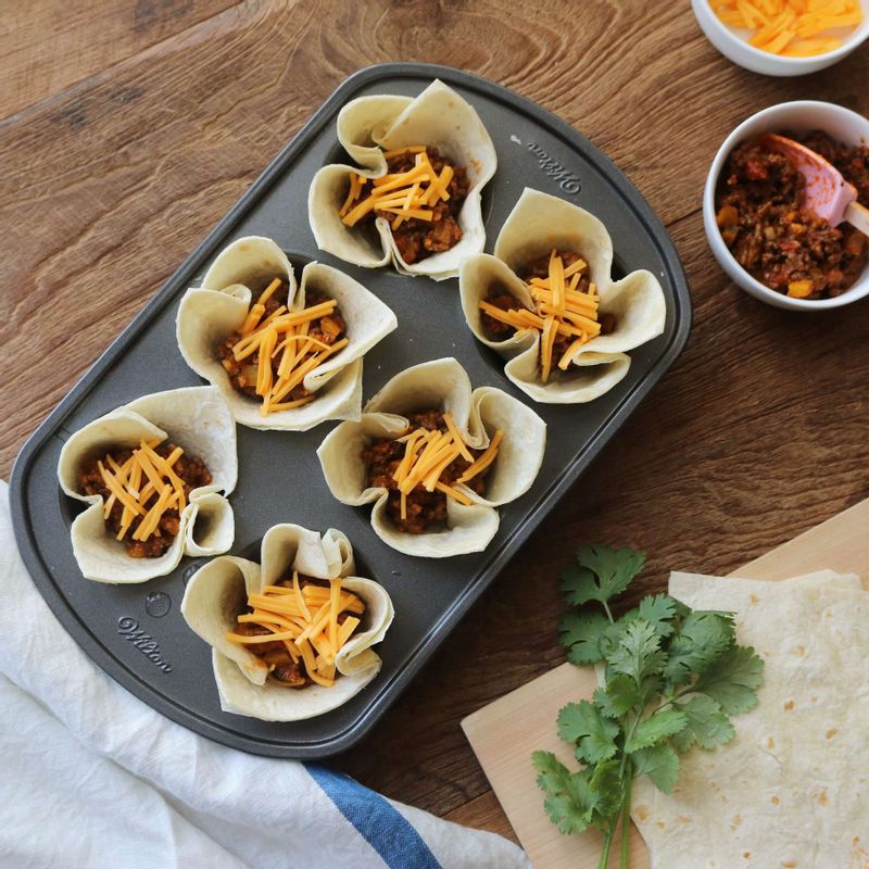 토르티야 안에 미트소스 1큰술을 넣고, 채썬 체더치즈를 올려 180도로 예열한 오븐에 넣어 10분 정도 노릇하게 구워주세요.