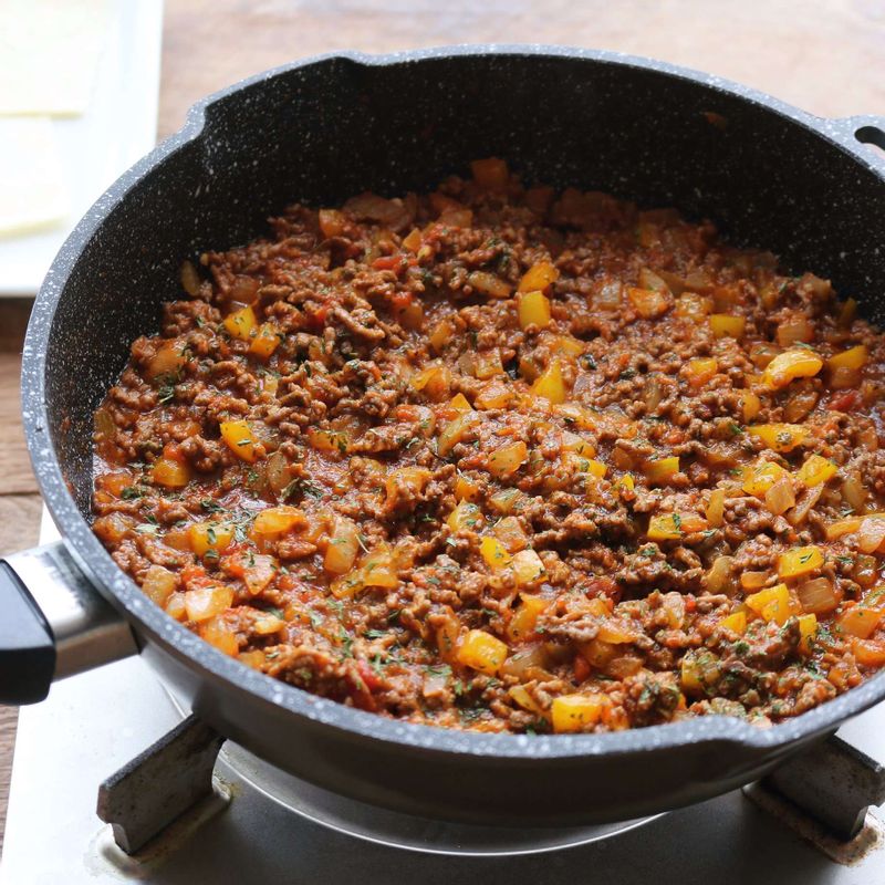 고기가 익으면 소스재료를 넣고 3분 정도 졸여 미트소스를 만들어주세요.