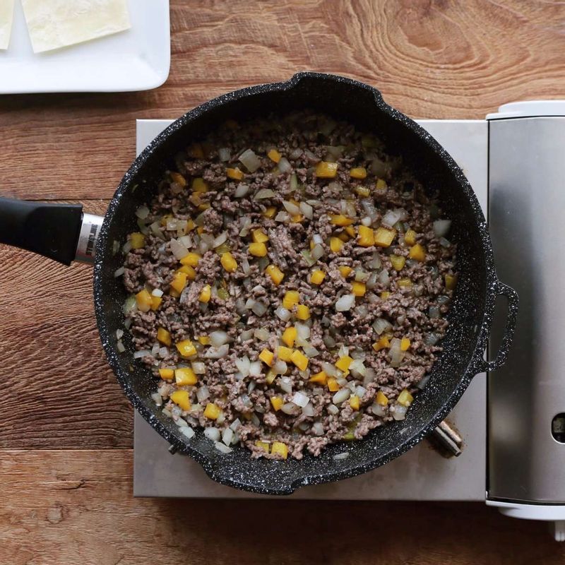 달군 팬에 올리브유를 두르고 다진양파를 넣어 2분 정도 볶다가 쇠고기, 파프리카 순으로 넣어 고기가 덩어리지지 않도록 풀어가며 볶아주세요.