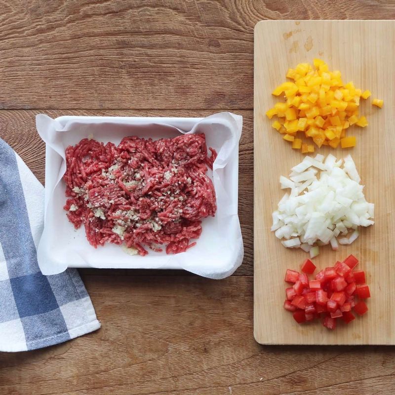 다진쇠고기는 키친타월에 올려 핏물을 제거하고, 고기밑간 재료에 10분 정도 재워주세요. 양파, 파프리카는 굵게 다지고 토마토는 사방 1센치 크기로 잘라주세요.