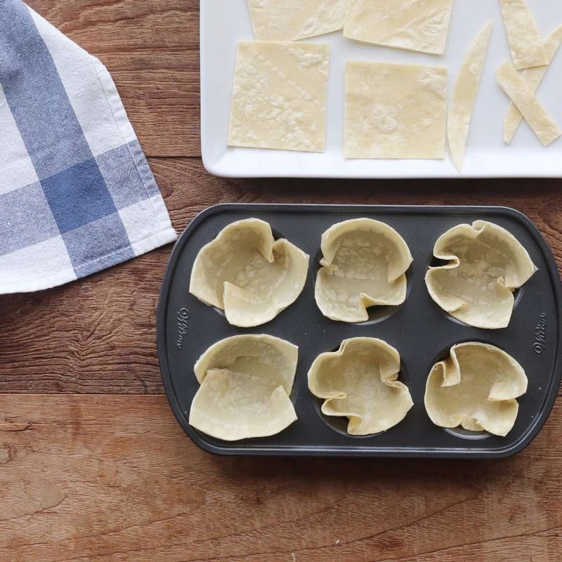 토르티야를 4등분으로 자르고, 컵케이크틀에 자른 토르티야를 넣어주세요.