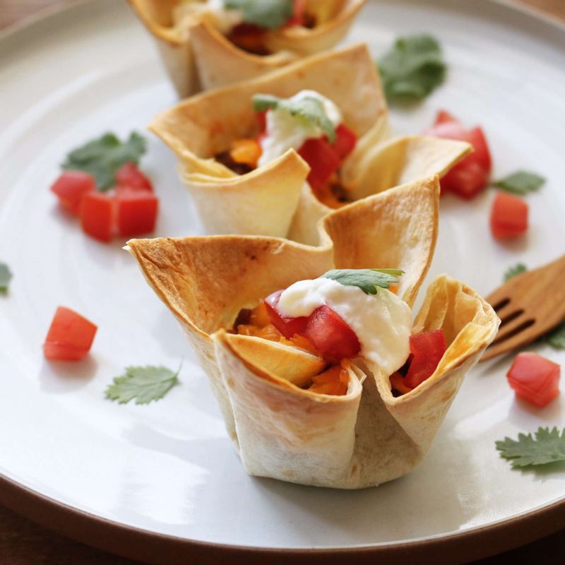 구워 낸 타코컵 위에 토마토와 플레인요거트, 고수(생략 가능)를 올려 완성해주세요.