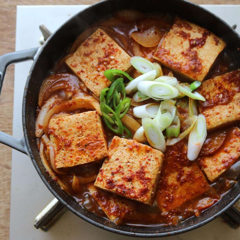 대파와 청양고추를 넣고 5분 정도 중불에서 졸여주세요.