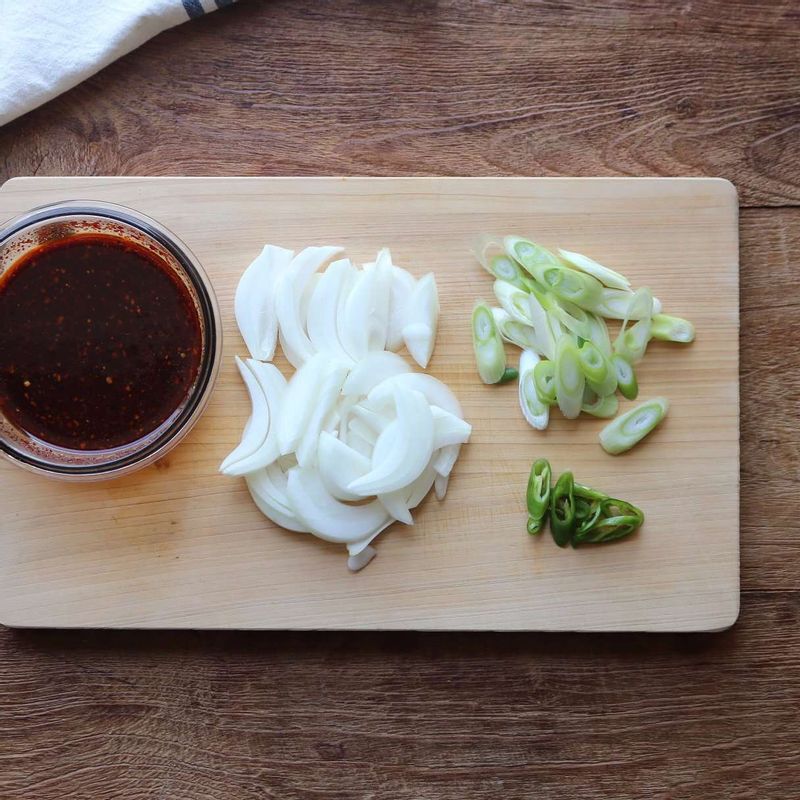 대파와 청양고추는 어슷하게 썰고, 양파는 굵게 채를 썰어주세요. 볼에 양념재료를 넣고 섞어주세요.