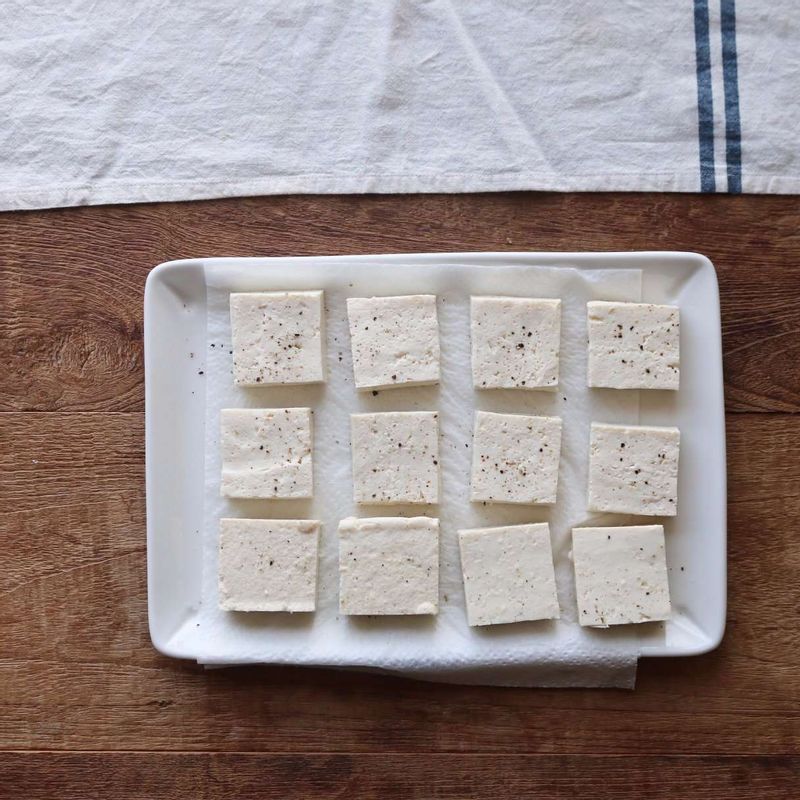 두부는 먹기 좋게 썰어 약간의 소금, 후추를 뿌려 10분 정도 밑간을 해주세요.