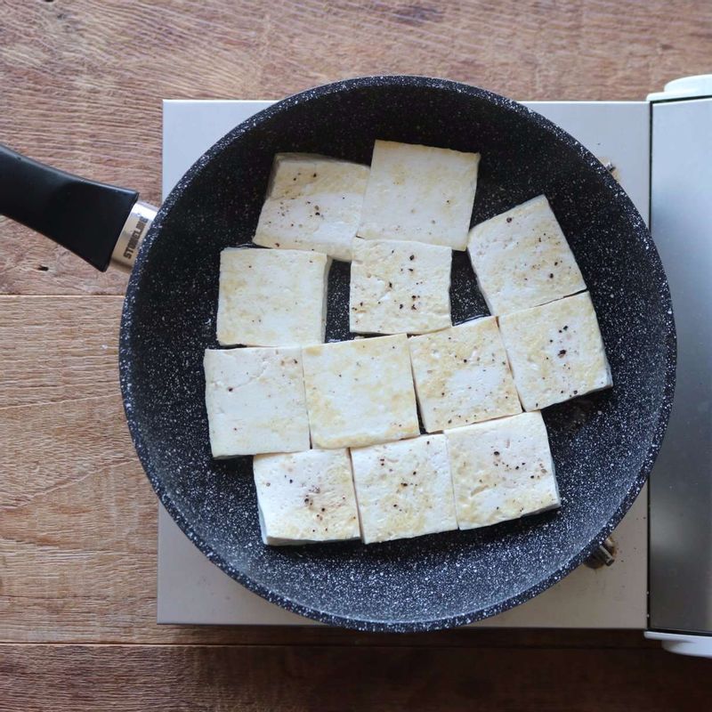 달군 팬에 약간의 기름을 두르고 두부를 노릇하게 앞뒤로 구워 주세요.