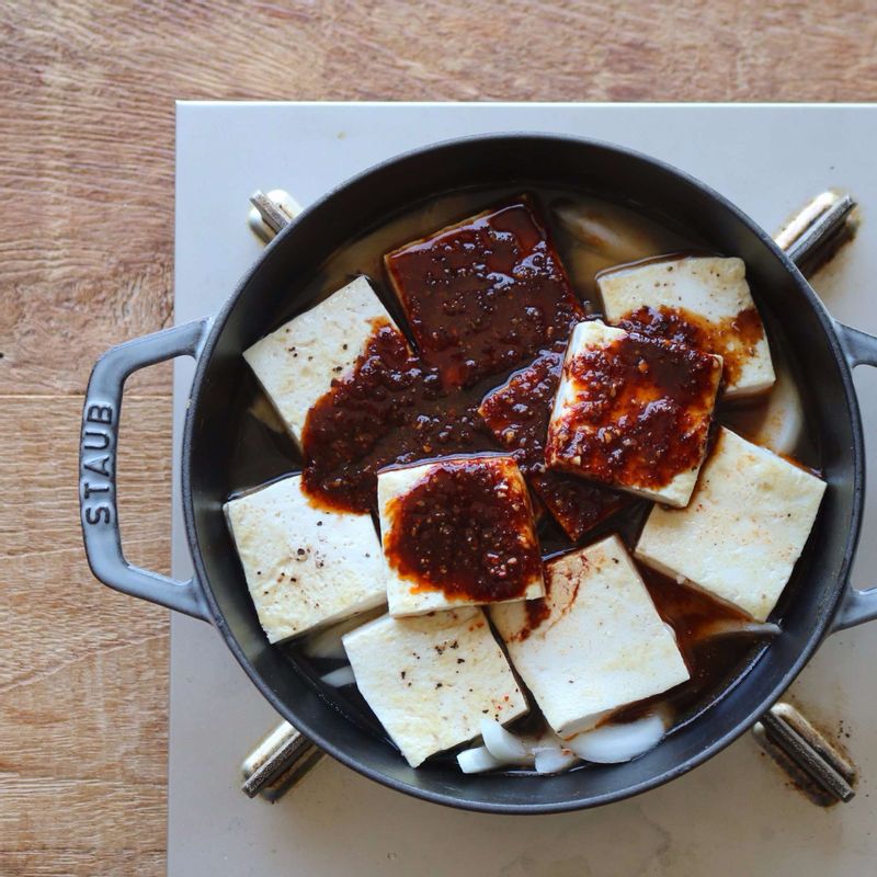 냄비에 채썬 양파를 깔고 두부를 올린 후, 다시마멸치 육수와 간장양념을 넣어 5분 정도 끓여주세요.