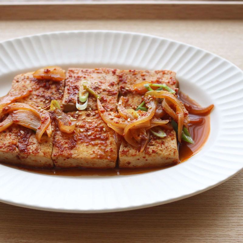 깨를 뿌려 마무리해주세요.