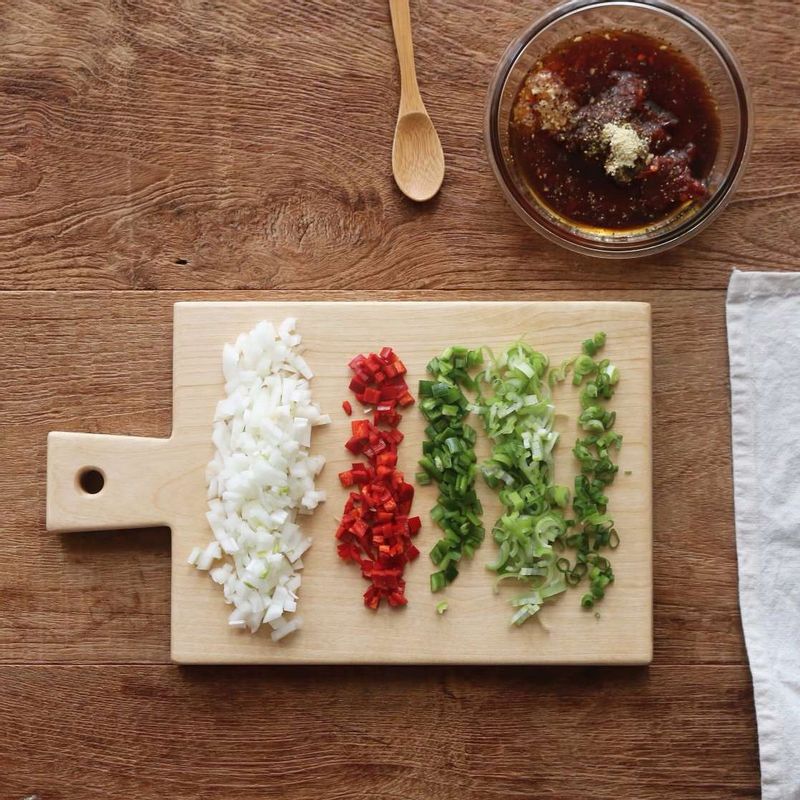 양파와 홍고추, 청고추는 잘게 자르고 대파, 실파는 송송 썰어주세요.