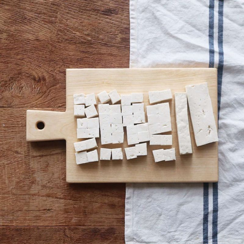 두부는 2센치 크기로 썰어주세요. 끓는 물에 약간의 소금을 넣고, 두부를 넣어 1분 정도 데쳐주세요.